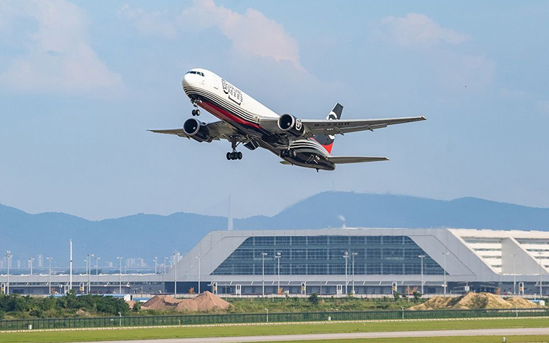 一架B767-300型全货机从鄂州花湖国际机场起飞，前往印度新德里。 