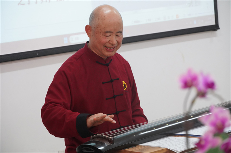 陈思中老师正在弹琴