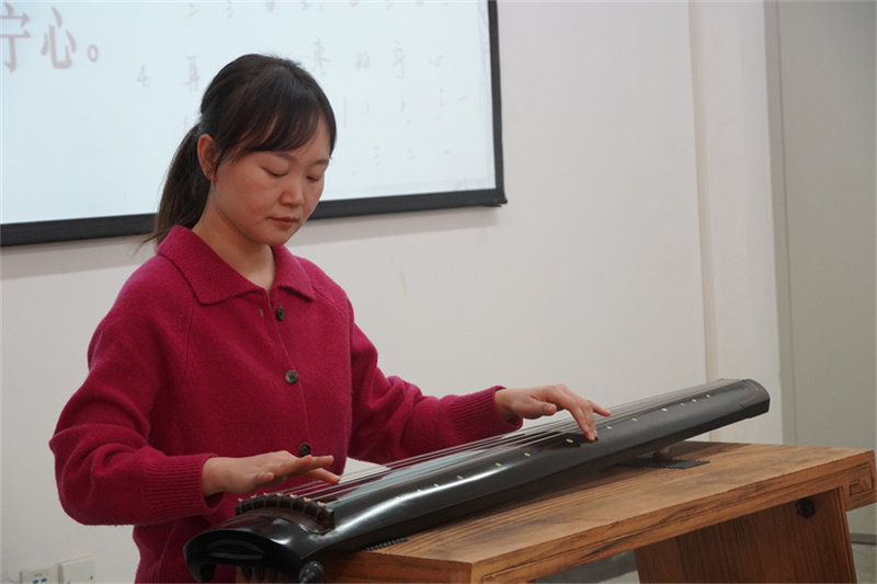 朱怡婷老师正在弹琴