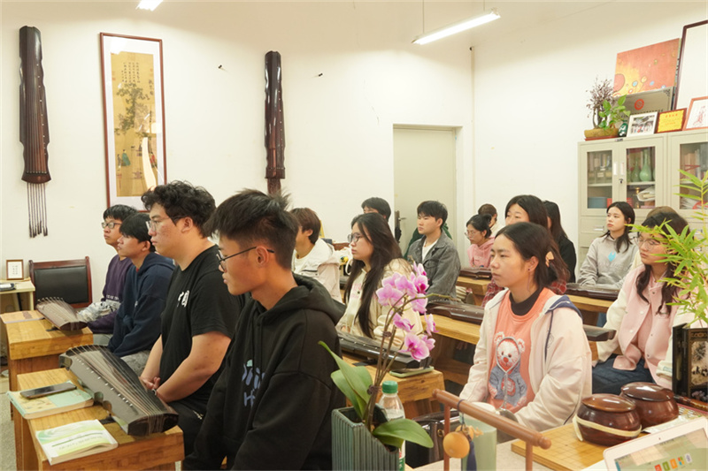 同学们正在上课