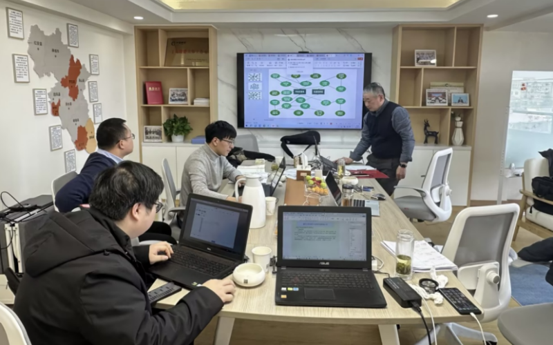QC小组攻关讨论现场。陈雨溪摄