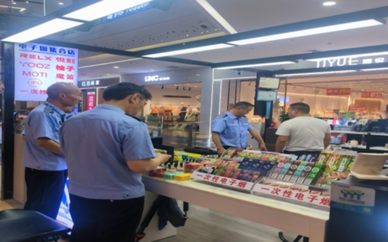 監利市局對校園周邊電子煙零售店進行專項檢查。