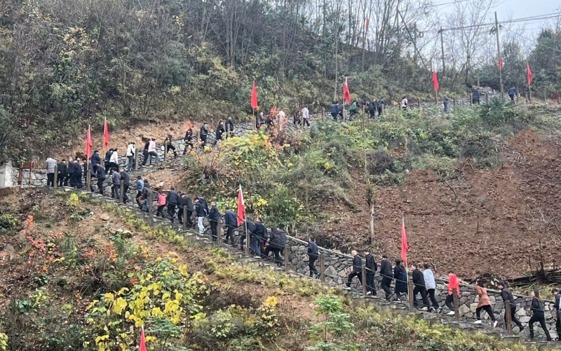 鄖西縣黨員干部在關防鄉一天門村長征歷史步道示范段體驗“長征”。  孟瑩攝