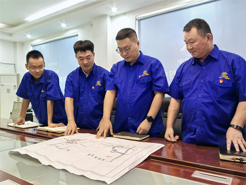 中铁十一局一标项目部成立“登高”技术团队，大力推动全过程机械化操作和全流程信息化管理。