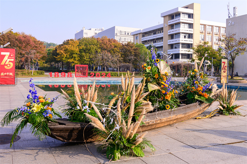 花船“停靠”。梁翠莹摄