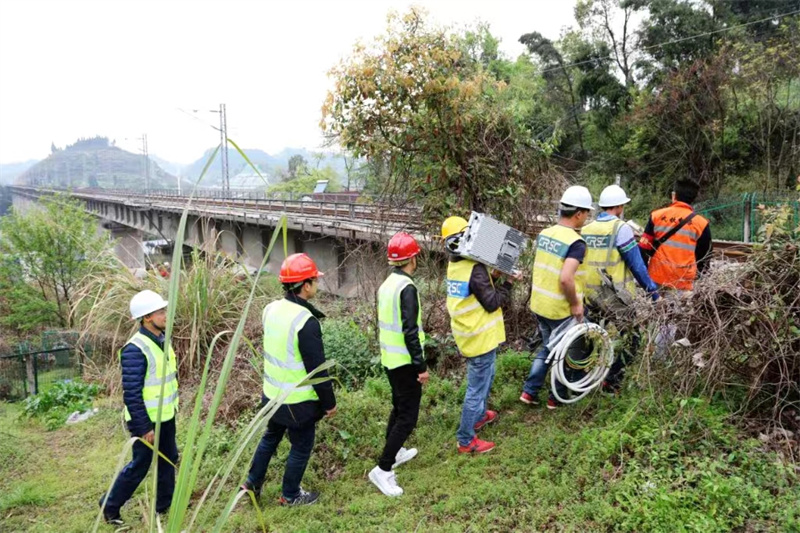 鐵路通信網絡參建人員肩扛手提設備趕往建設現場