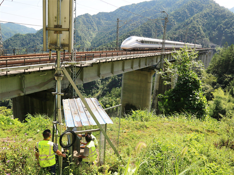 網絡運維人員對鐵路沿線基站進行巡檢