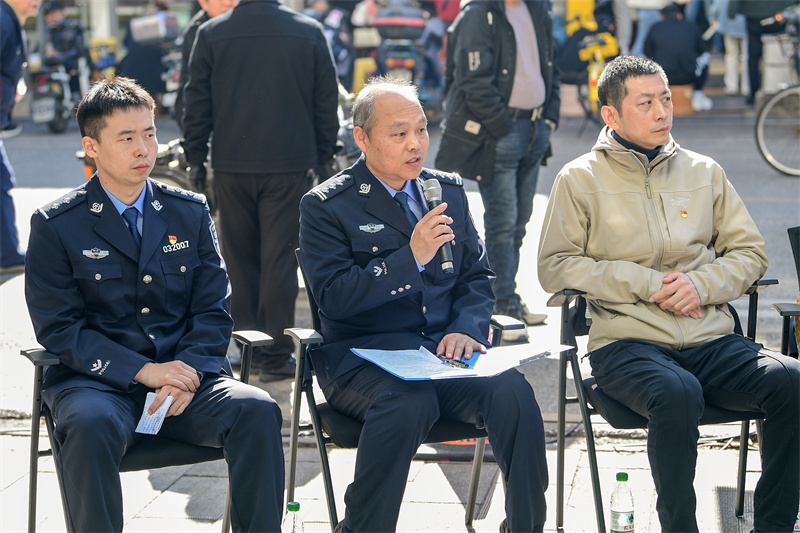 武昌區交通大隊副大隊長熊志軍現場答疑