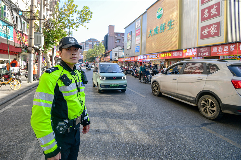 漢警快騎隊員在大成路維護交通秩序