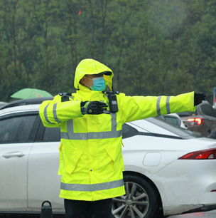 武汉交警快速反应 确保暴雨期间出行安全畅通