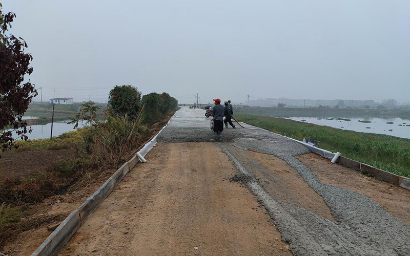张天二村通村公路道路施工现场