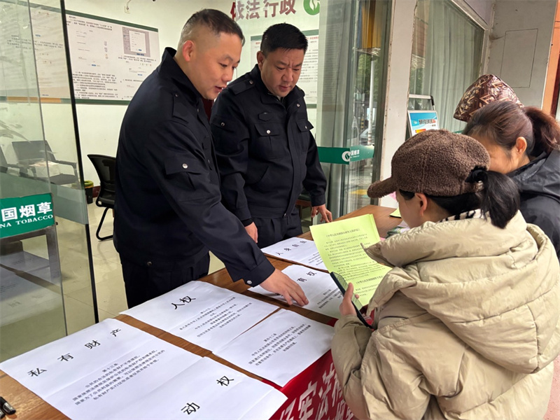 石首烟草专卖局宪法宣传日活动现场