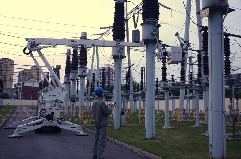 國網湖北電科院技術人員正在遠程控制高壓設備帶電作業機器人，開展變電站現場應用。簡旭攝