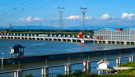 碾盘山水利水电枢纽 “黄金水道”再现
12月10日，位于湖北省钟祥市的碾盘山水利水电枢纽工程传来喜讯，自运行以来，工程已累计发电近6亿度，过船近7000艘，供水2.4亿立方米，为区域经济发和民生发展作出重要贡献。