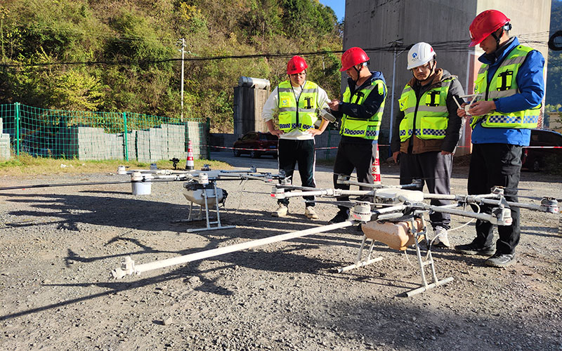 養護人員對無人機進行調試，准備開展除鏽作業。