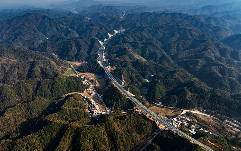 航拍通山至武宁高速公路湖北段。吴迪摄