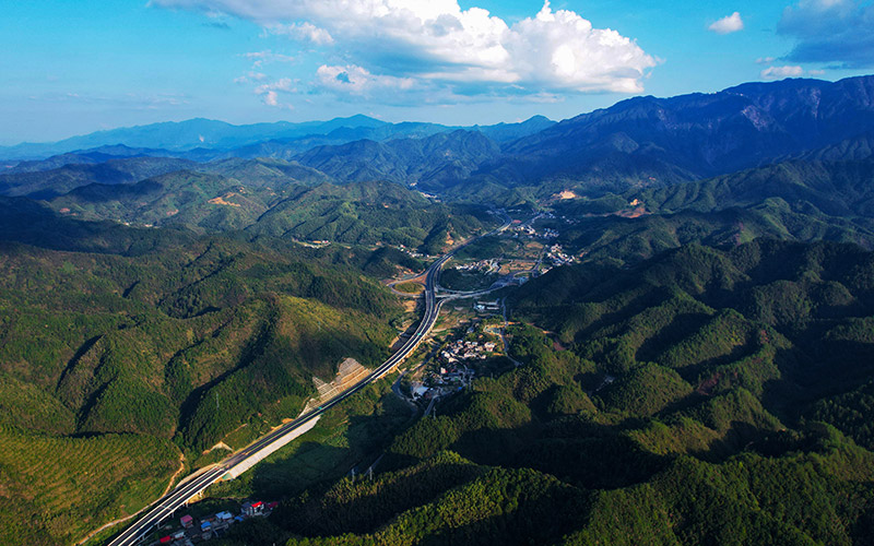 航拍通山至武宁高速公路湖北段。吴迪摄