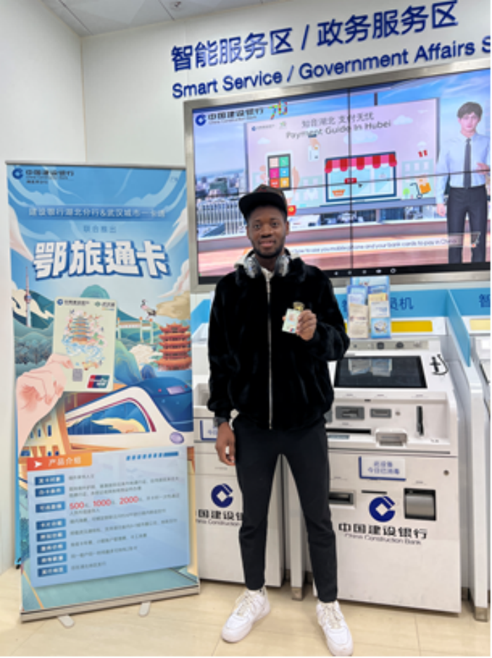境外來鄂游客Jean在武漢天河國際機場境外來賓支付服務中心辦理鄂旅通卡並成功消費。