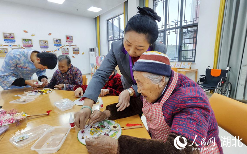 老人们在养老院做手工。人民网记者 王郭骥摄