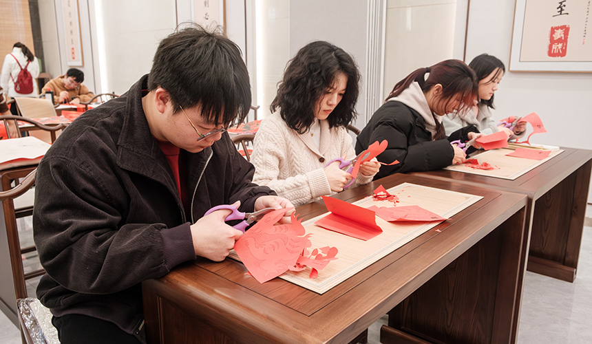 写春联、剪窗花 武汉工商学院开展迎新年传统文化体验活动