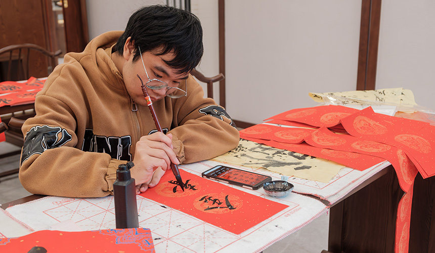 写春联、剪窗花 武汉工商学院开展迎新年传统文化体验活动【3】