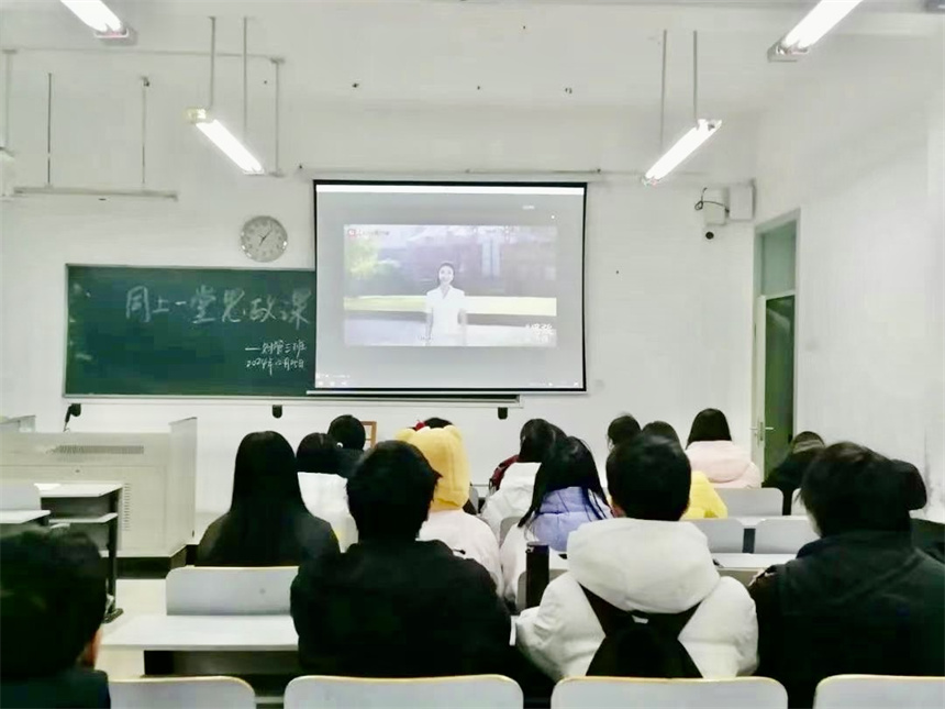 三峽大學組織觀看現場。