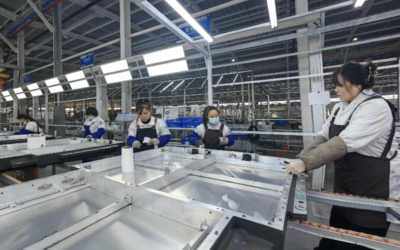 咸安生物醫藥和汽車零配件企業生產場景。