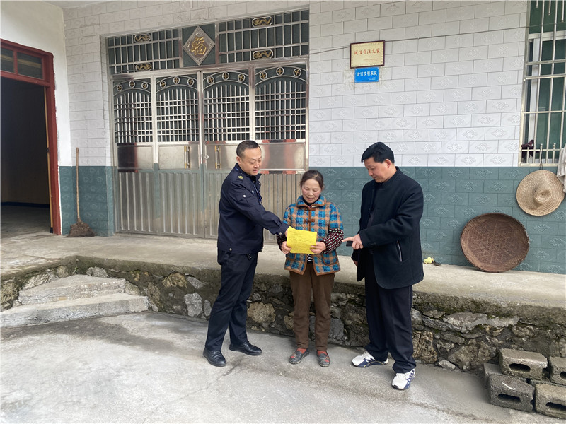 工作人員正在普及吸煙對未成年人的危害知識