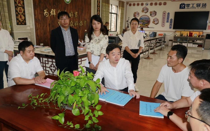 穴市委書記胡昊在四望鎮高垴村督導清產核資工作。