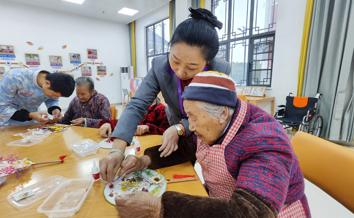 老人们在养老院做手工
