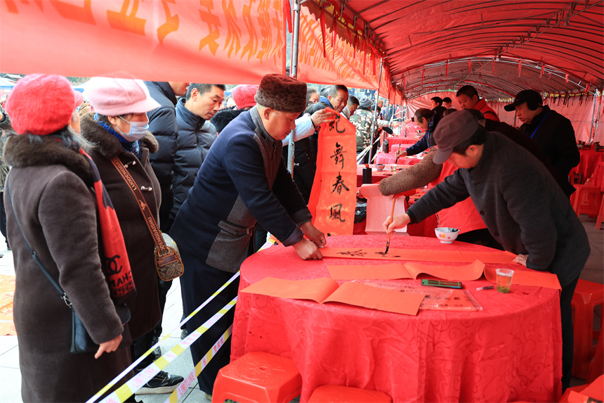 湖北郧西：乡村集市年味“浓”