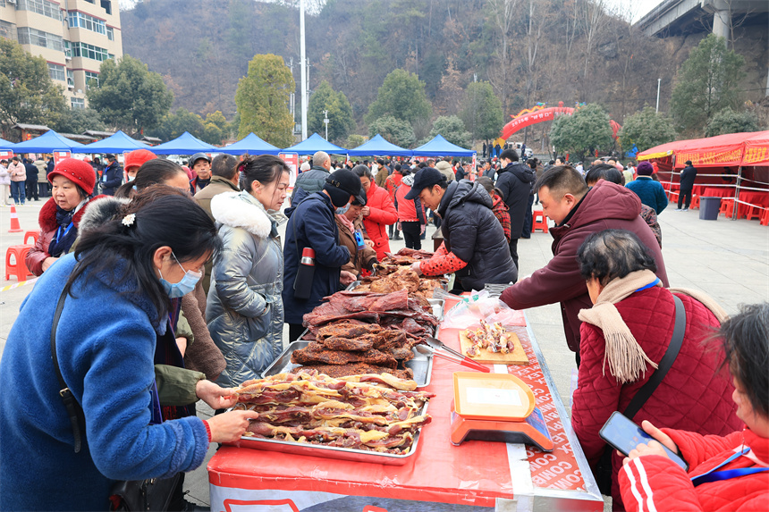 湖北郧西：乡村集市年味“浓”