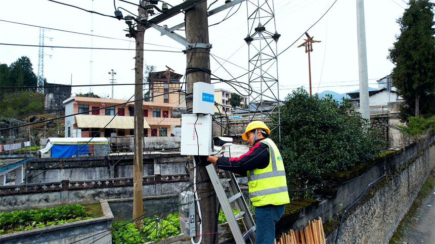 通過安裝平安鄉村攝像頭，對村庄道路、果園等地實現無死角監控