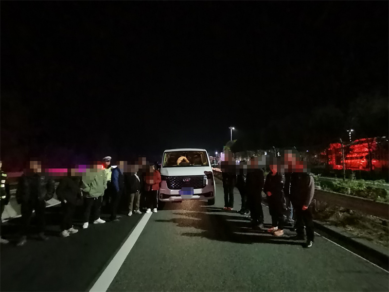 总队六支队兴山大队民警查获一辆超员非法营运车辆