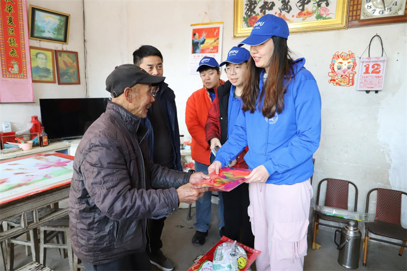 志愿者向生活困难村民送去药品和春联