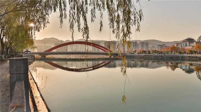 宜居宜业的郧西县城全景。 邹景根摄