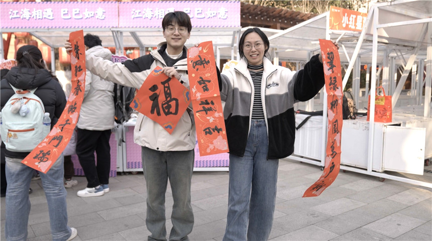 游客展示书法家魏开胜作品