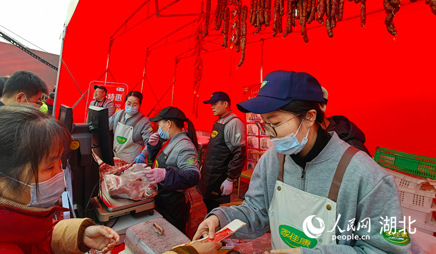 市民现场用领到的消费券买年货。人民网记者 郭婷婷摄