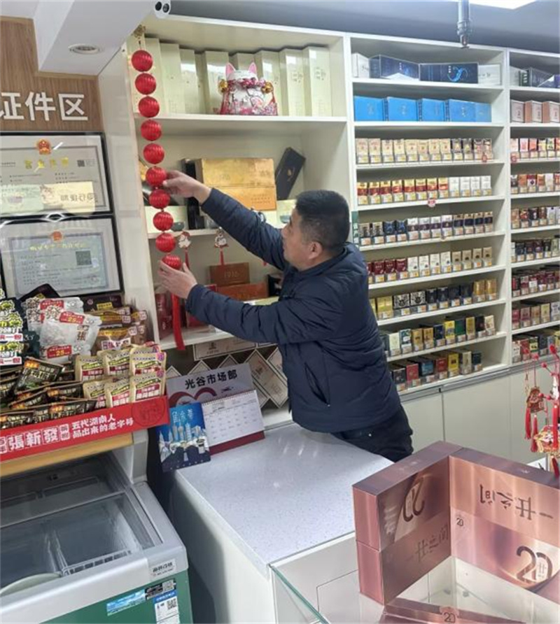 客戶經理（左）扮靚終端，幫助客戶營造元春銷售氛圍