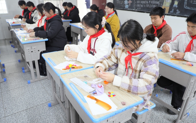 托管班同学们在老师引导下进行科学小实验。