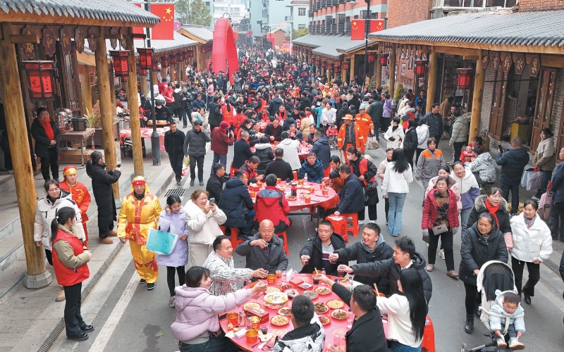 竹山百家宴。張建波攝