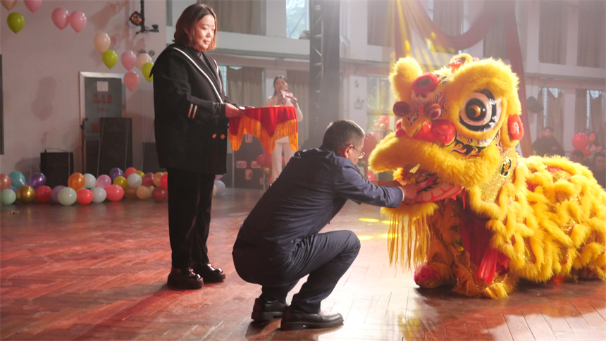 为祥狮点睛。龙华摄