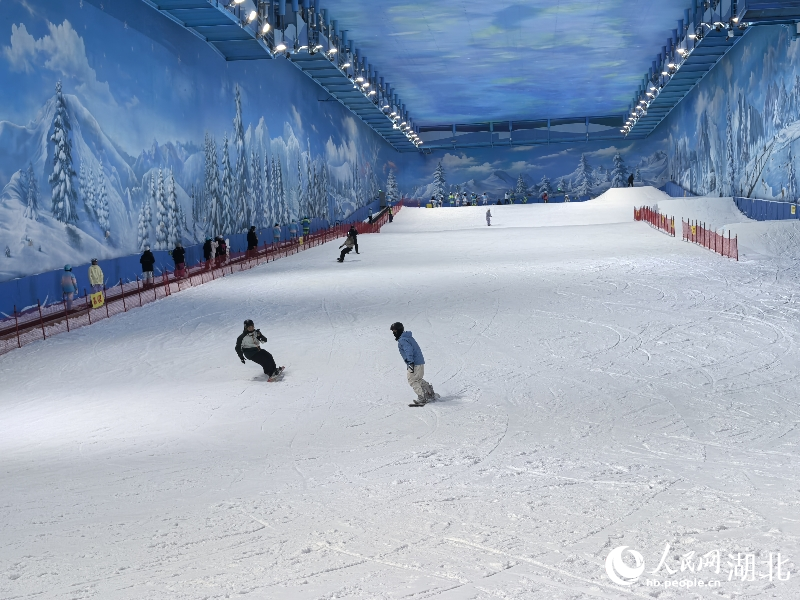 在湖北文旅·武汉冰雪中心，滑雪爱好者享受滑雪的快乐。人民网记者 周雯摄