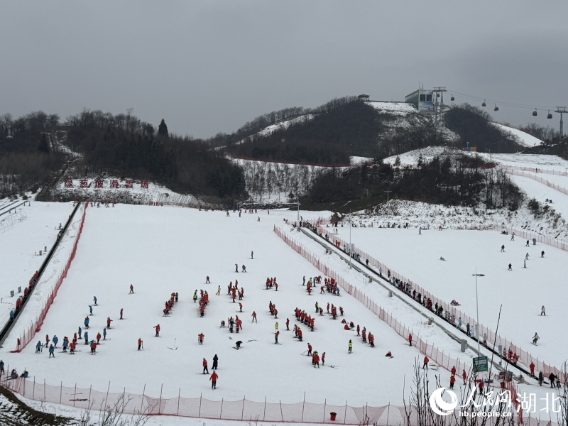 绿葱坡滑雪场热闹非凡。人民网记者 张隽摄