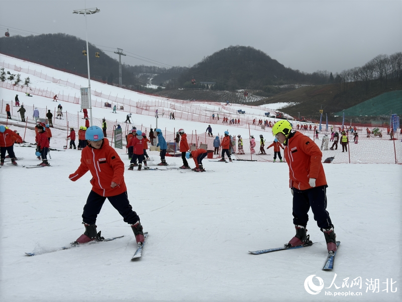    参加研学的高中生正在练习滑雪。人民网记者 张隽摄