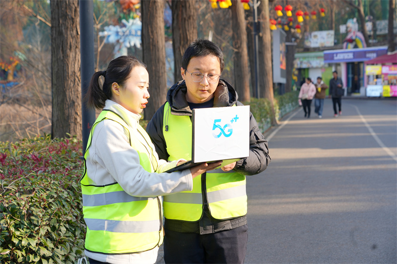 技术人员优化测试景区移动通信网络