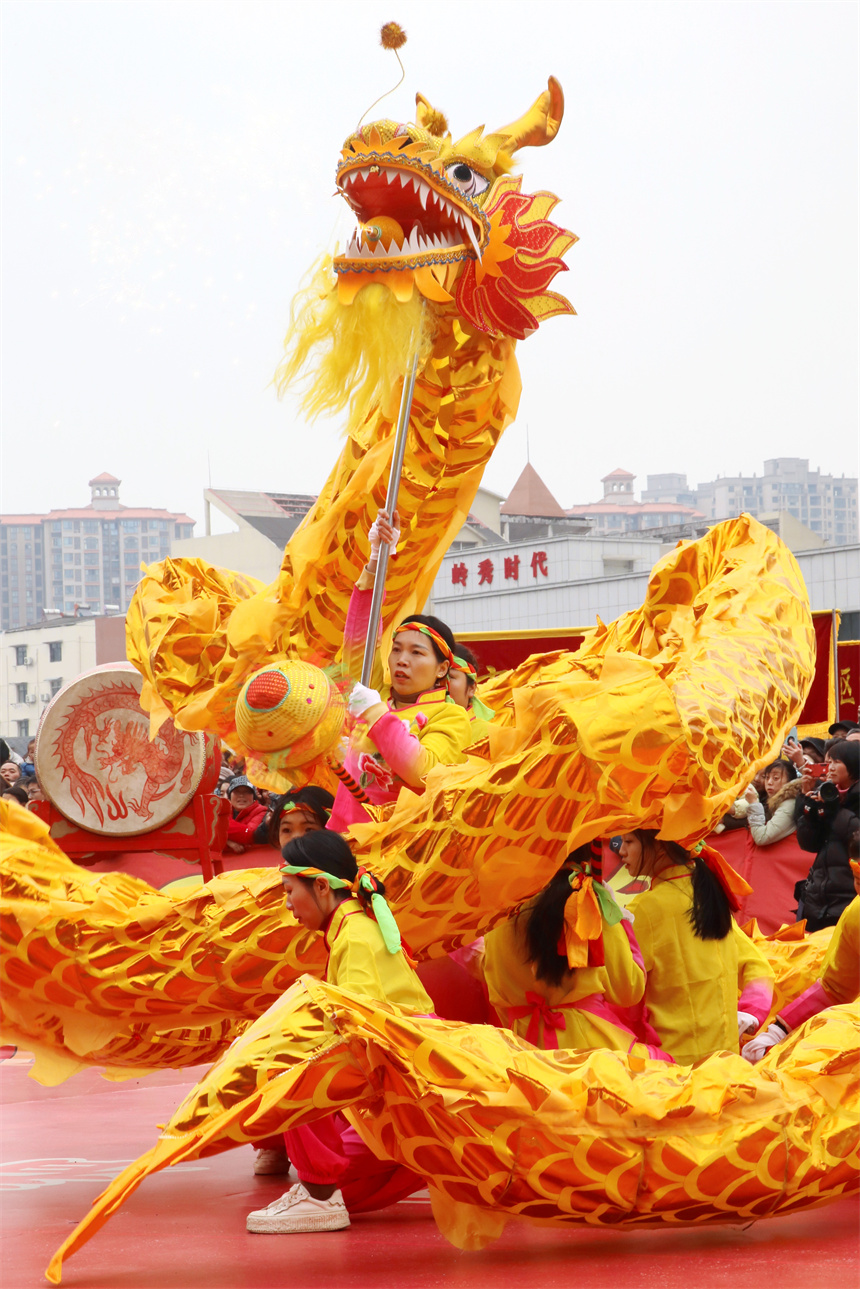 2025年2月11日，在湖北省十堰市郧阳区体育场，人们在表演舞龙。曹忠宏摄