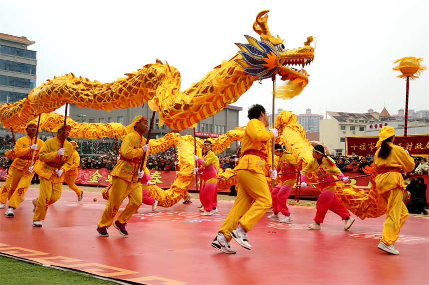 2025年2月11日，在湖北省十堰市郧阳区体育场，人们在表演舞龙。曹忠宏摄