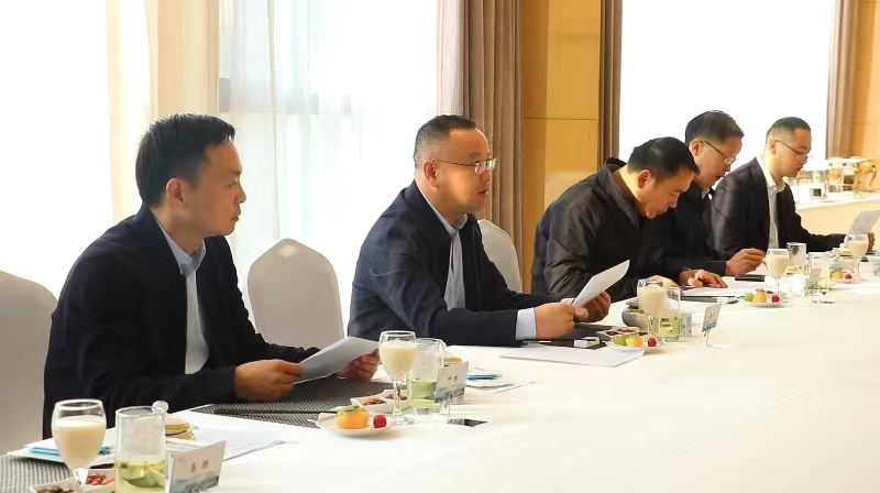 武穴市舉辦政企早餐會市領導與企業家座談。