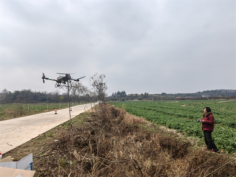 陳詠枝在操作無人機
